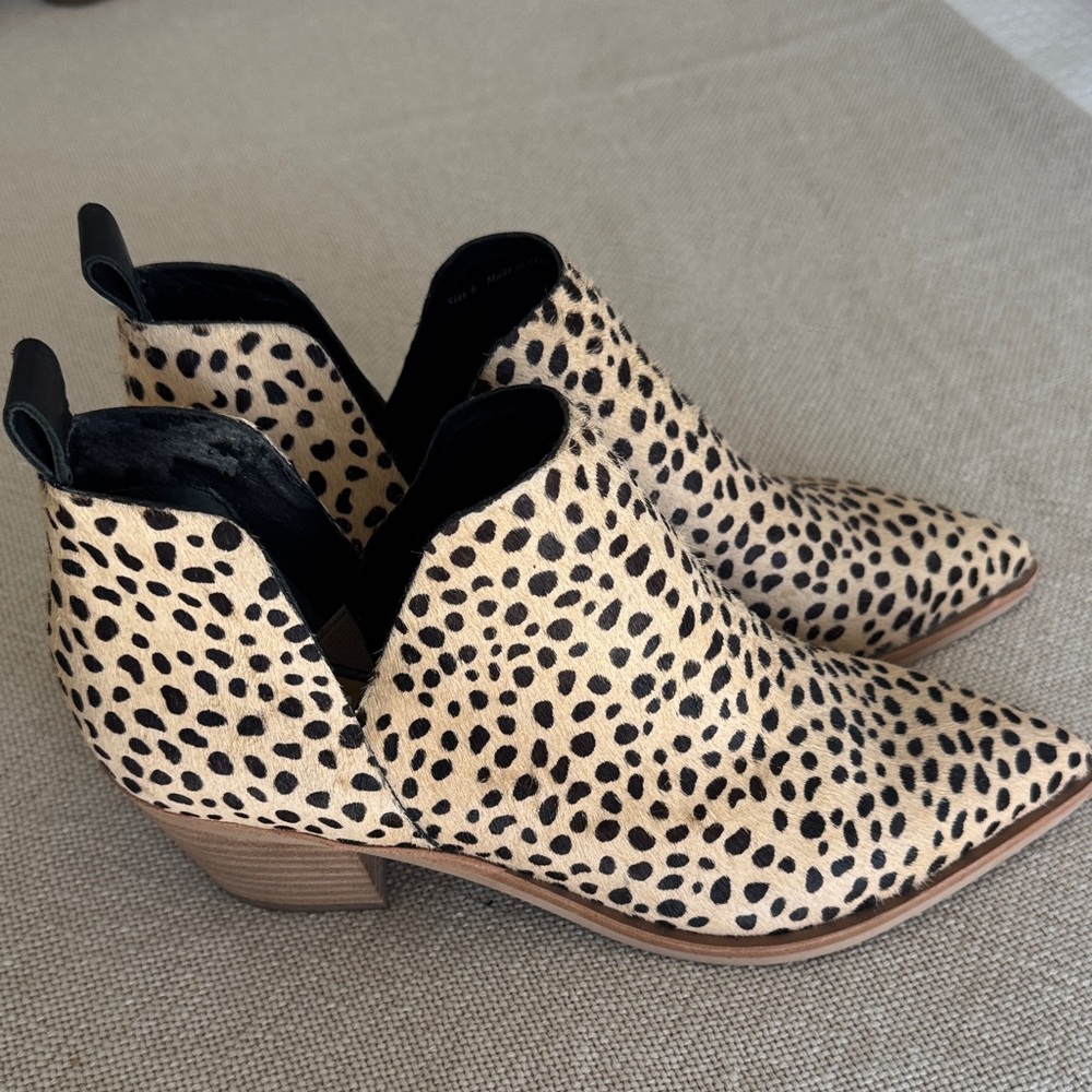Dolce Vita Spotted Tan Ankle Boots
Real fur printed cow hair
NEVER WORN!!